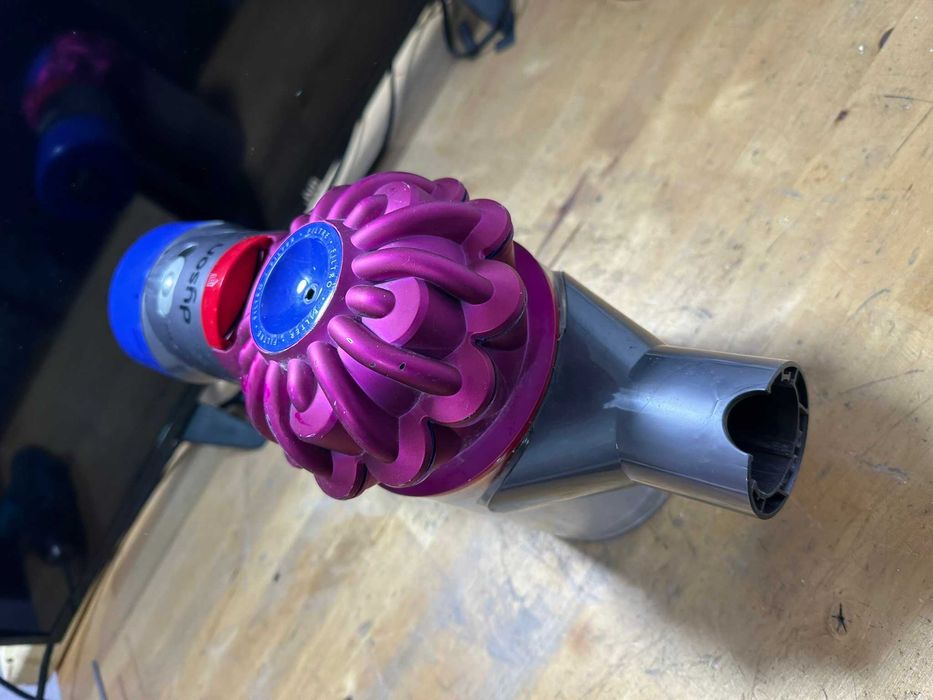 Aspirator dyson v8