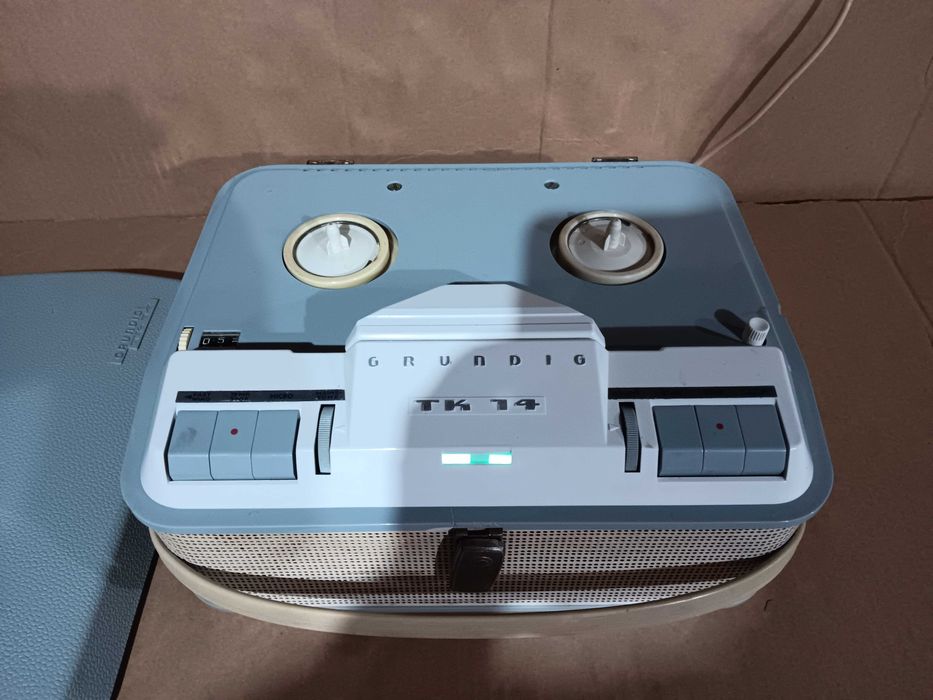 Magnetofon, casetofoane, DVD-playere, tuner, radio.