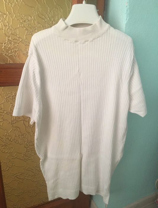 Tricoul alb, pe gat