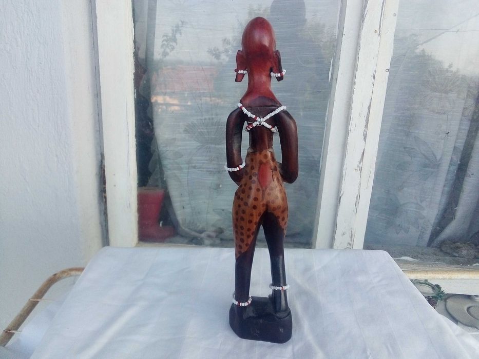 Женска фигура от дърво