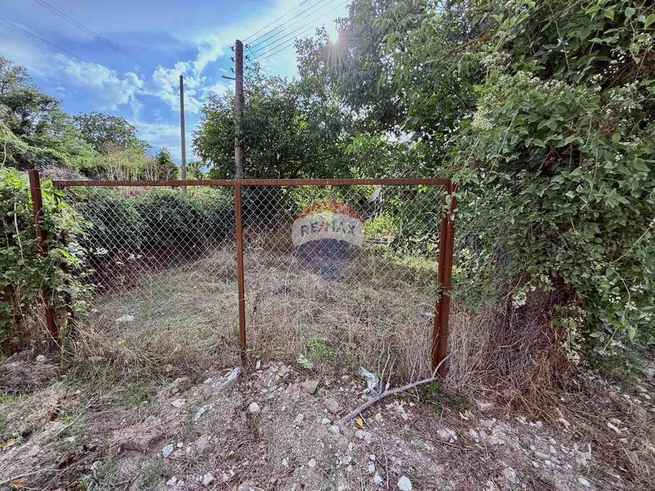 Атрактивен парцел с къща на добра локация за продажба, с. Кранево, Я.