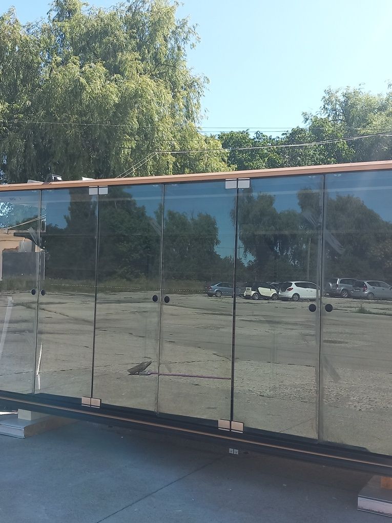 Vând vitrine verticale diferite dimensiuni