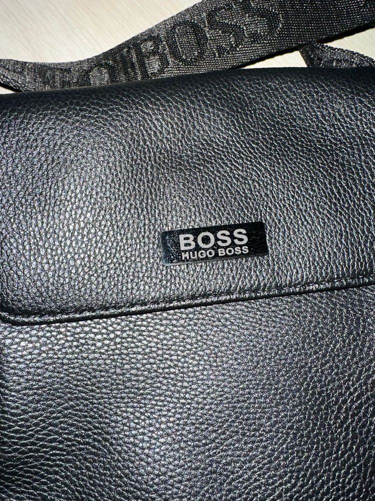 Барсетки Hugo Boss и Louis Vuitton