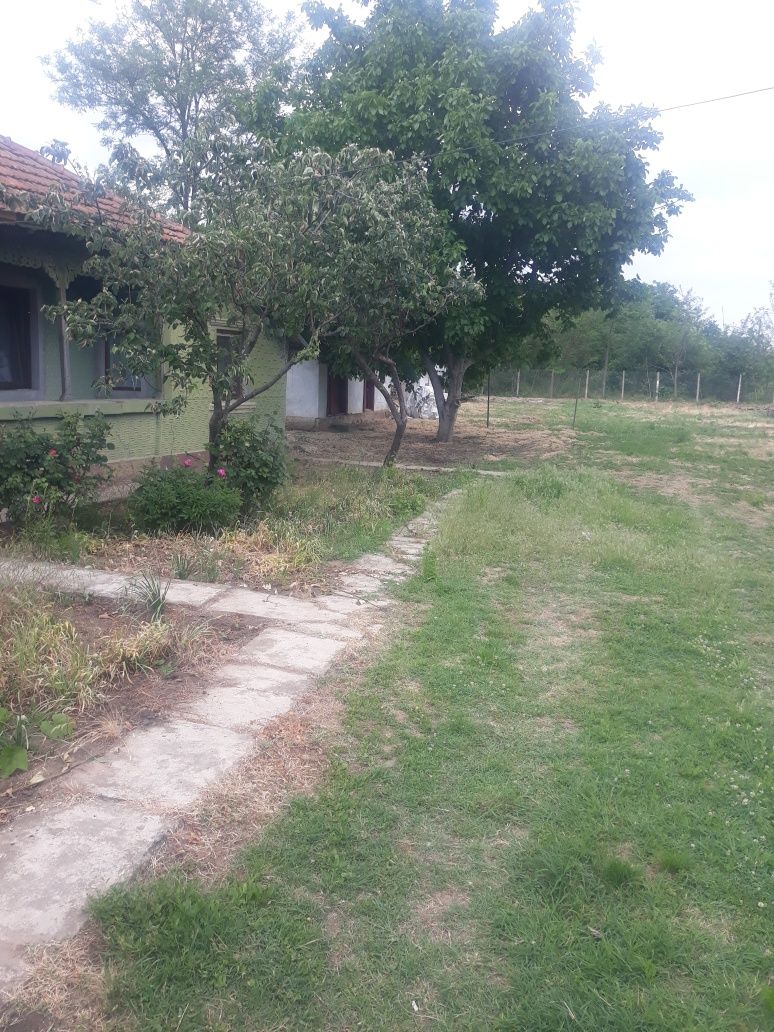 Vând casa 4 camere