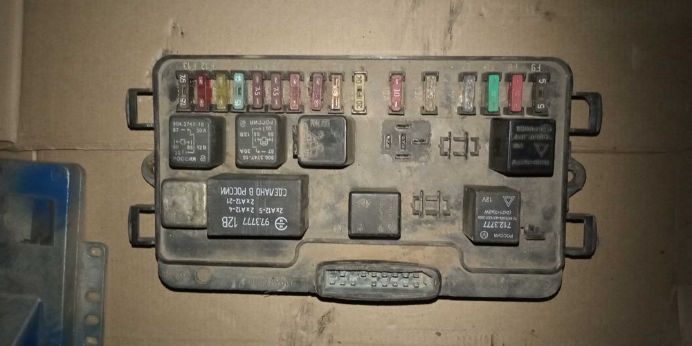 блок предохранителей щиток проводки и много что есть ваз99 09 недорого
