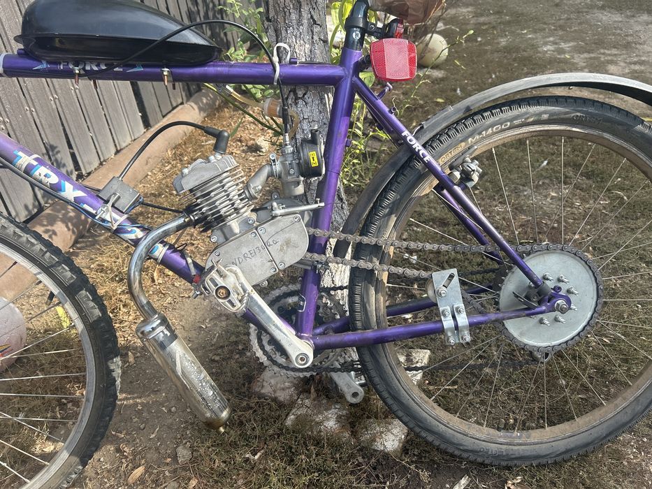 Vand bicicleta cu motor de 80 cc