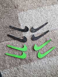 Swoosh-uri Nike Adidasi