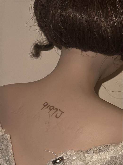 Papusa portelan semnata