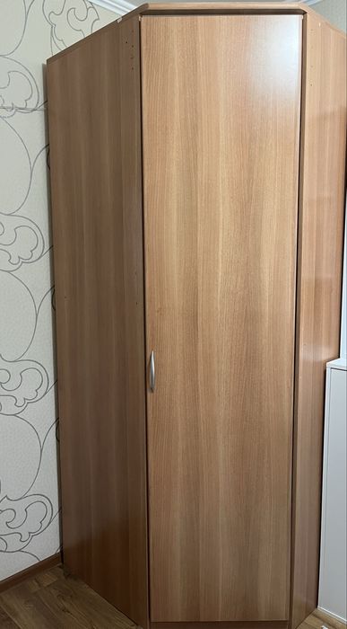 Продается угловой шифонер