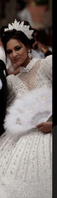 Булченска рокля към роклята корона,воал,ветрило,обеци без забележка