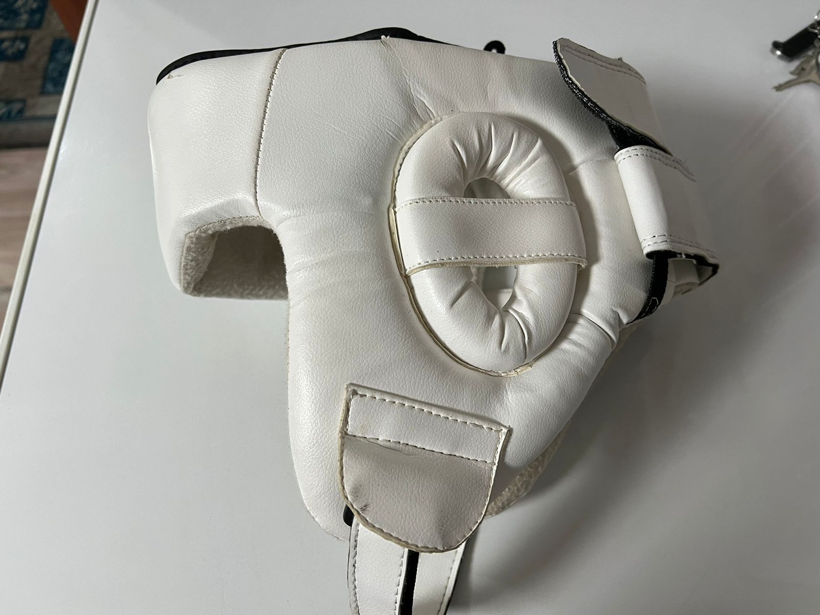 Продам боксерские перчатки, и шлем в отличном состоянии перчатки за