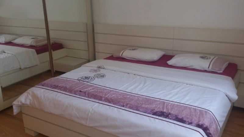 Дава се под наем Тристаен апартамент в София, Борово - 116 кв.м за 525.3 € - Снимка #1