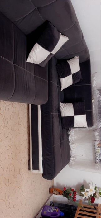 Ъглов диван черно и бяло