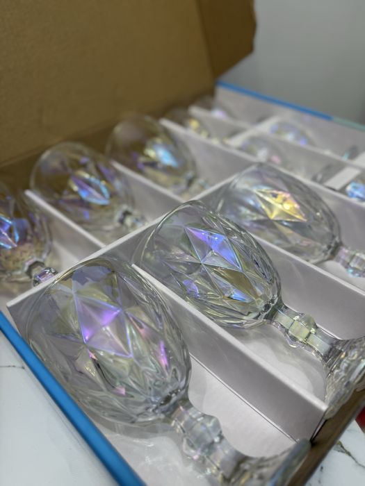 Бокалы, рюмки одного стиля