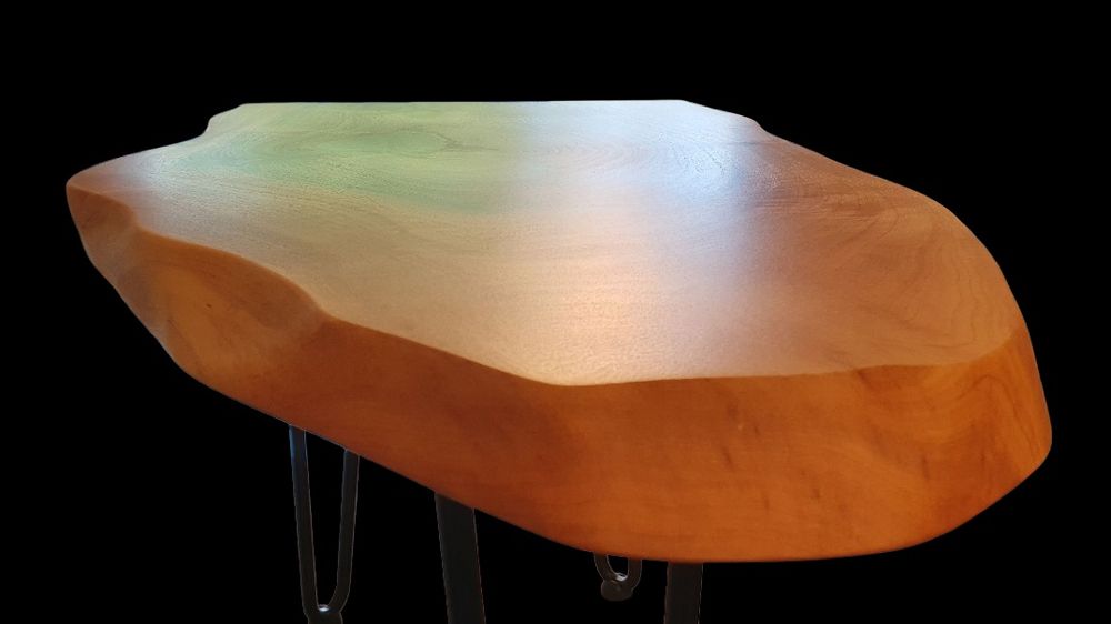 Масa за кафе. Масив орех с черна епоксидна смола.