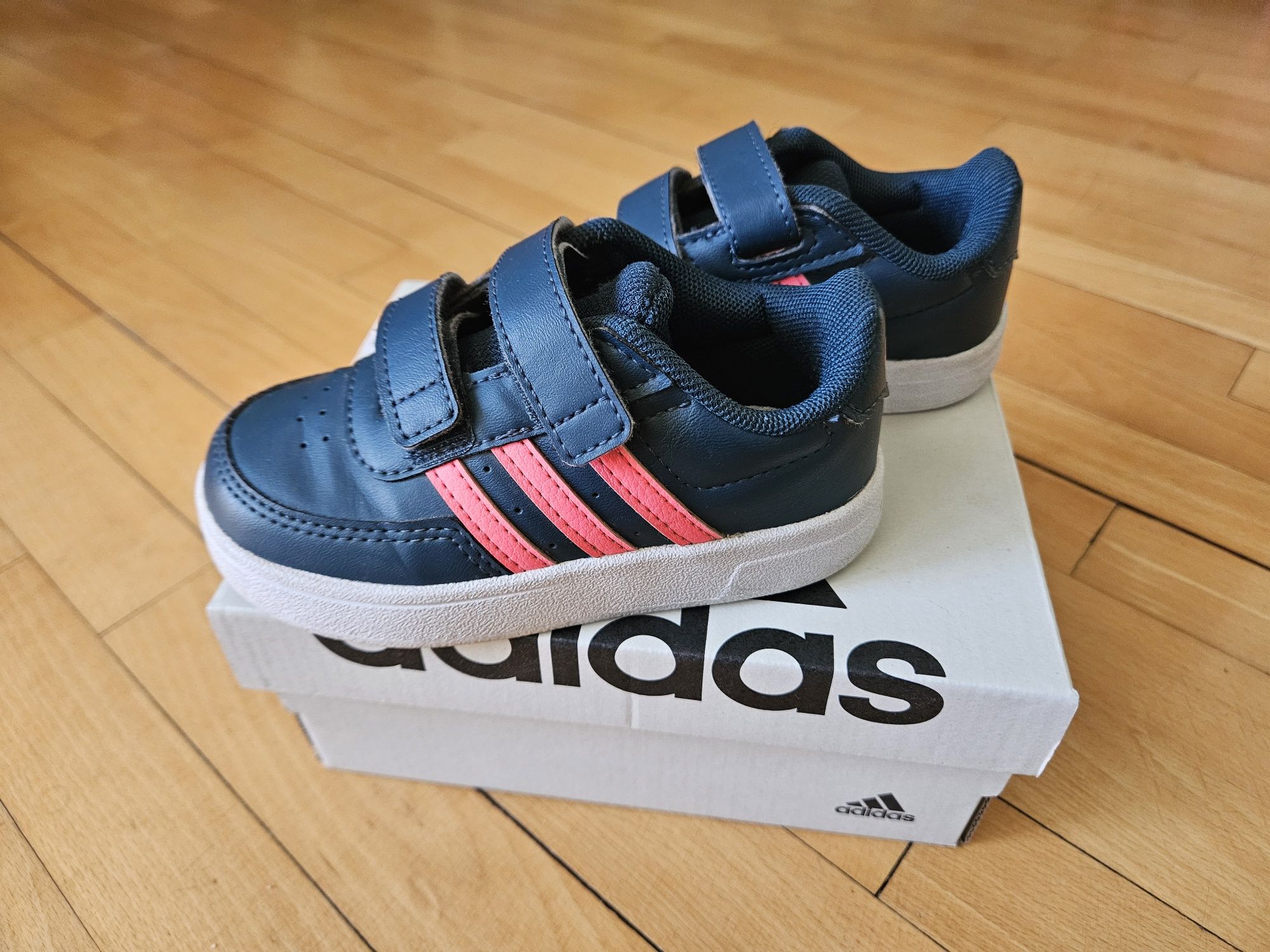 Маратонки Adidas, номер 23