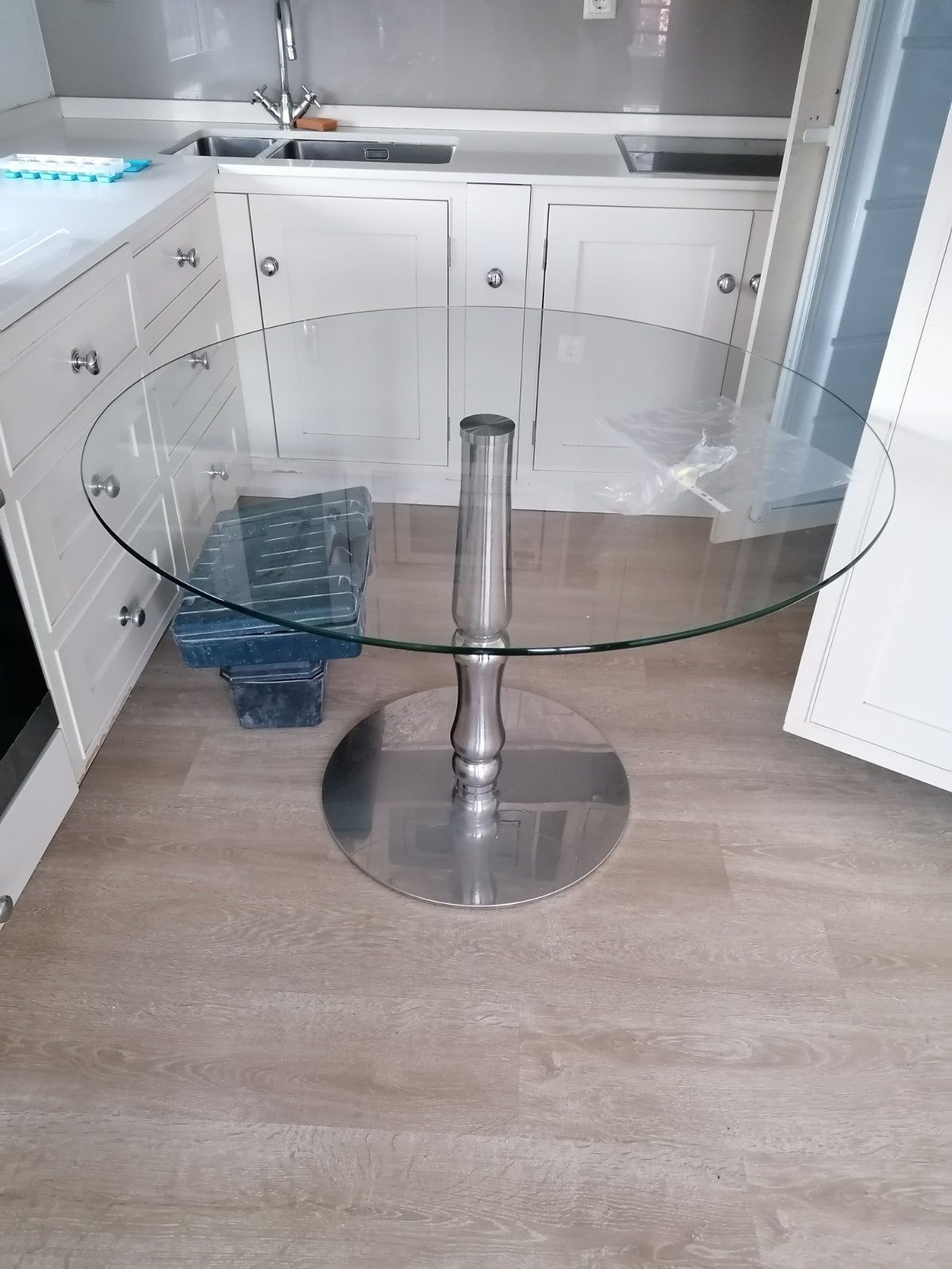 Кръгла стъклена маса