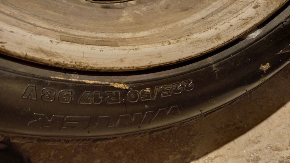 Vând set de 4 jante de tablă cu capace și cauciucuri 225/50 R17 98V