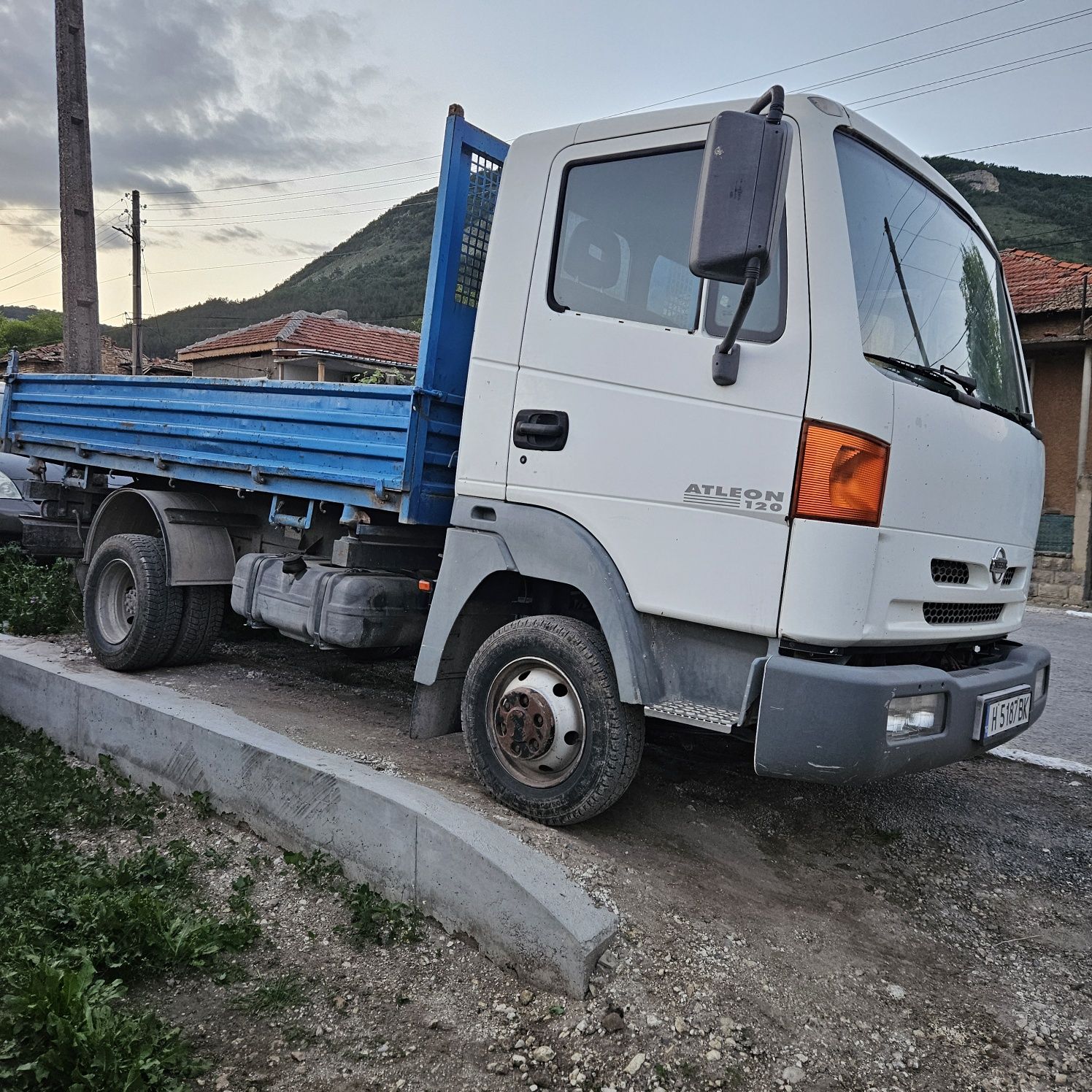 Камион  самосвал Nissan
