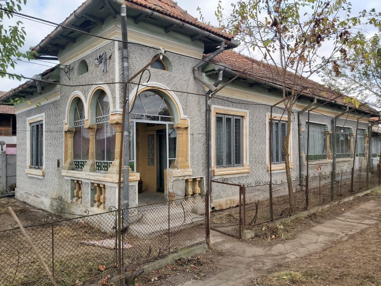 casa  cu toate utilitățile la poartă