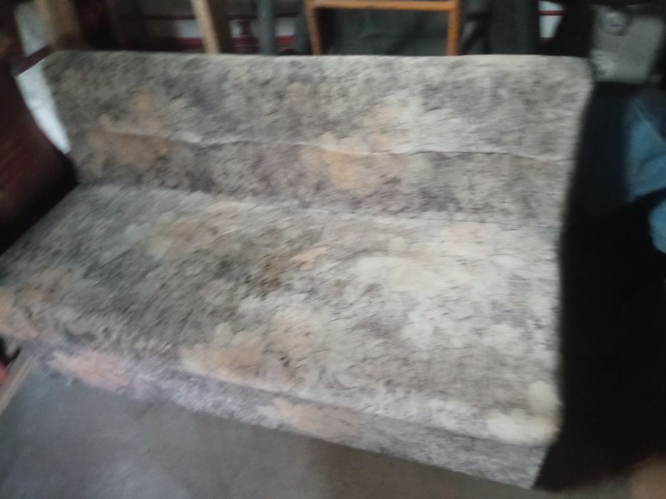 Малък диван разтегателен и ракла