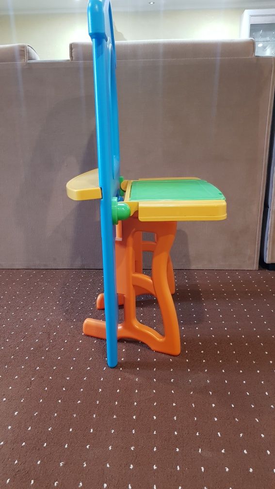 Детский столик с магнитной доской