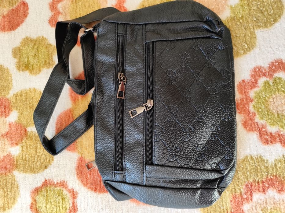 Дамска раница, размер 30 на 30 см.Чисто нова.