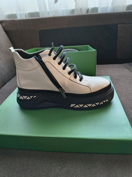 Нови дамски бели боти от естествена кожа