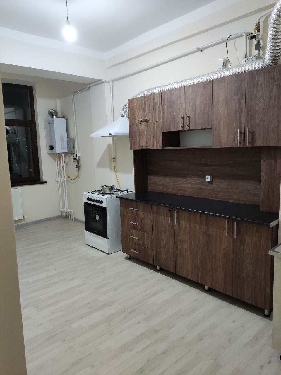 Yangi xayot Nur xayot 
1/8/10
300$ 
Pardasi bor Gilam Holodinik Kir mo