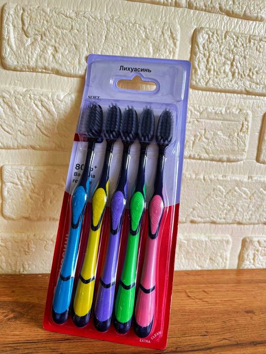 Щетинки с утонченными кончиками особенно бережно удаляют налет