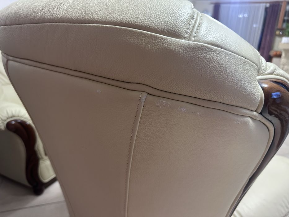 Vând set elegant de canapele din piele naturală și lemn masiv