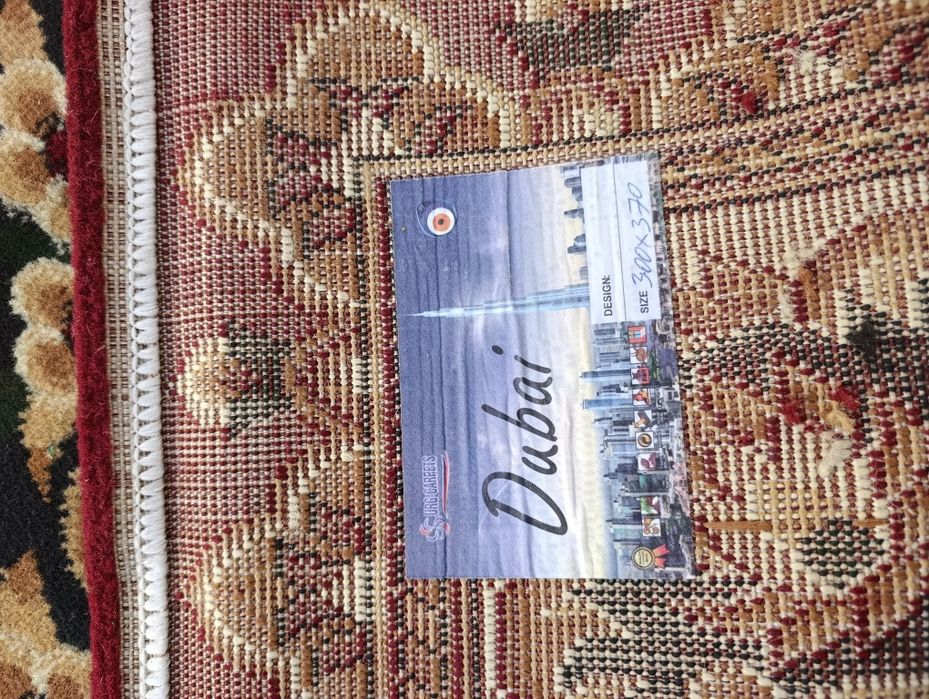 Dubayski gilamlar sotiladi ikkta bor 1.3.470 2/.3.x3.70m ishlatilmagan