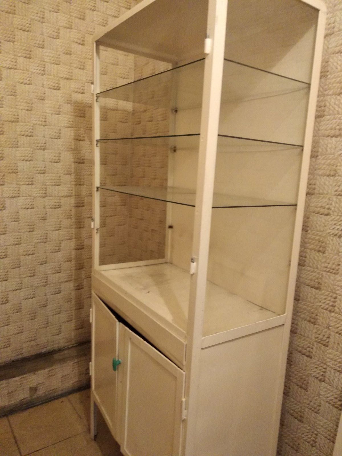Медицински шкаф с една липсваща предна стъклена вратичка