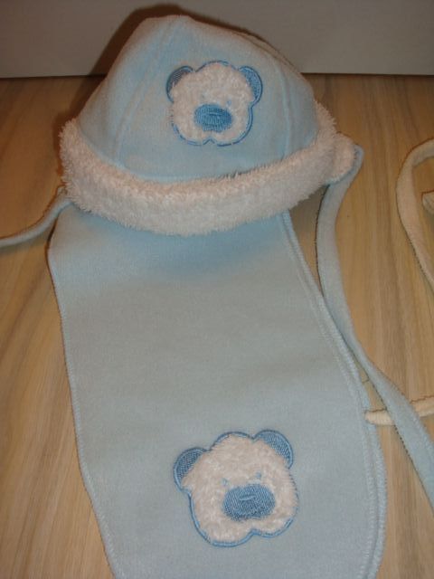 ботички за бебче и 2 комплекта шапка и шал