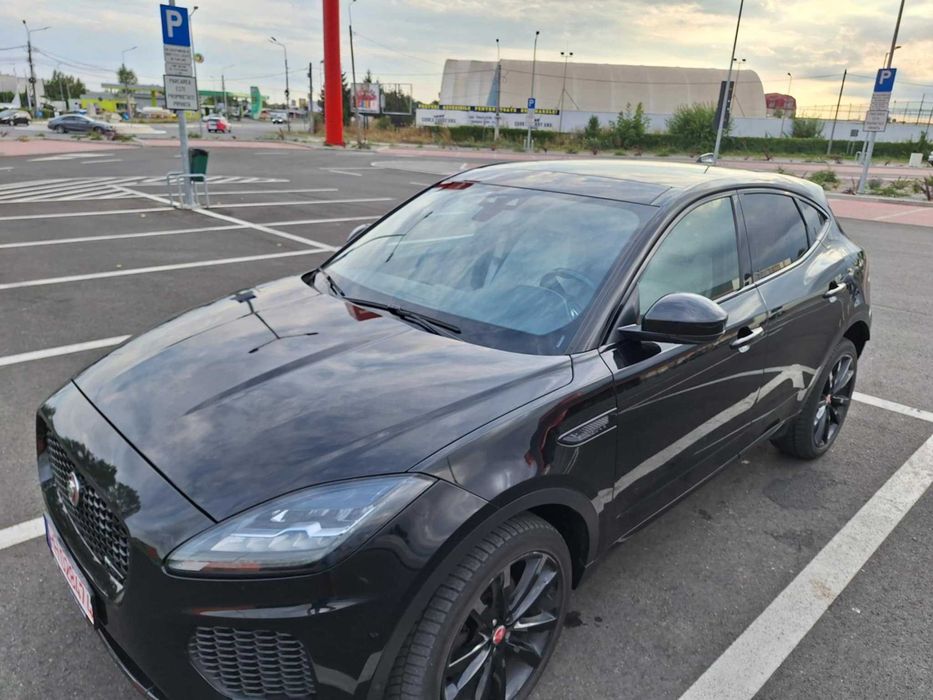 Un superb Jaguar negru E Pace, cu piele alba