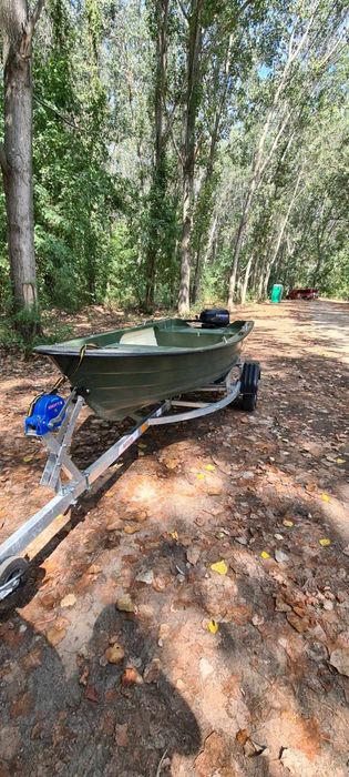 Vând barca de fibra model fibromarine 380m  160m cu acte !