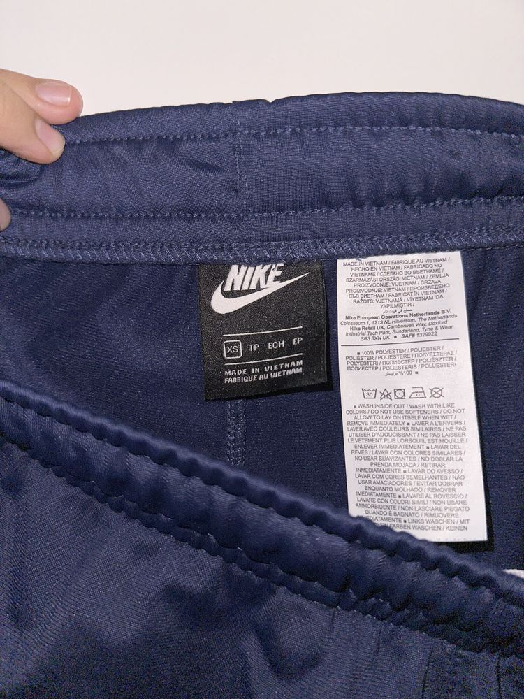 Vand pantaloni trening Nike-nou fara eticheta