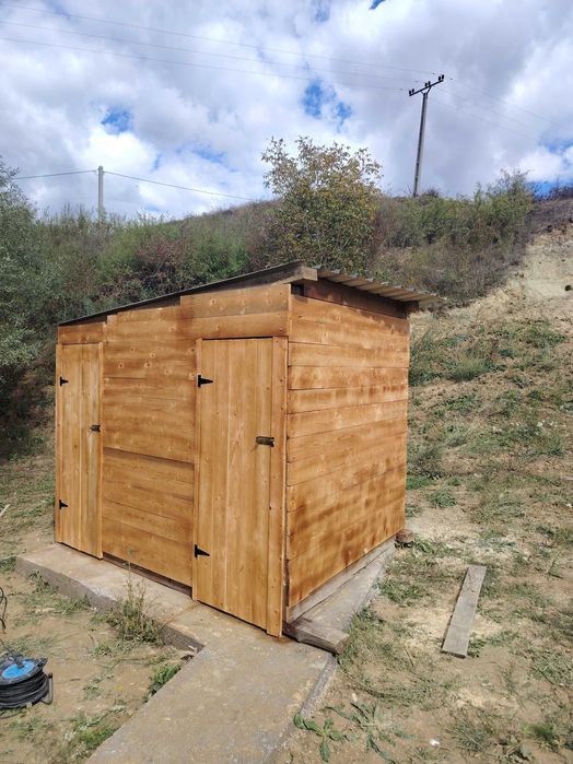 Toaleta de grădină, balansoare, locuri de joacă pentru copii