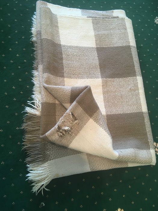 одеала вълнени 2 брх30 лв., едното прокъсано, другото има следа...