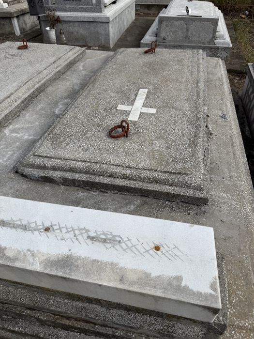 Cavou- loc de veci cimitir Vadeni Sisesti Targu Jiu