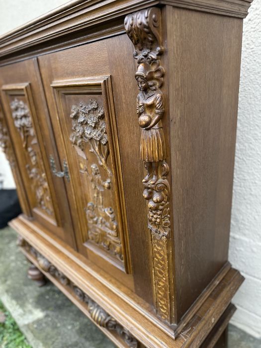 Шкаф с фигурална резба  сценични панели