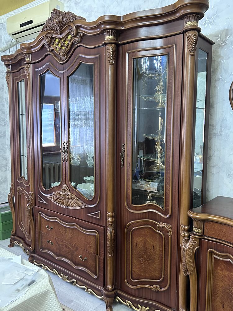 Продаётся сервант из натурального дерева — б/у в отличном состоянии!