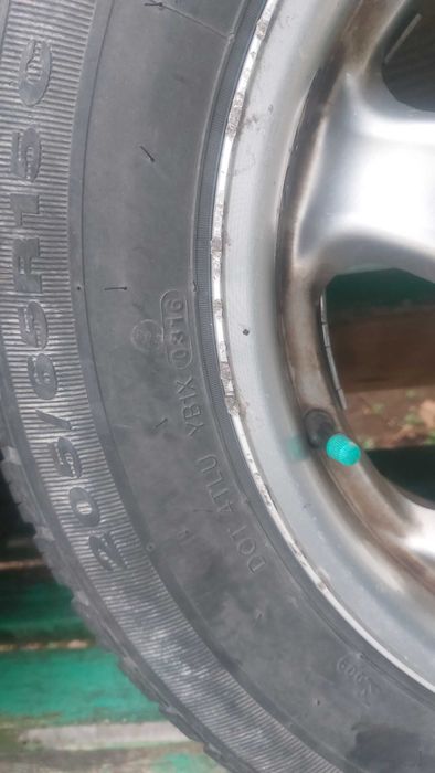 Продавам алуминиеви джанти с летни гуми.