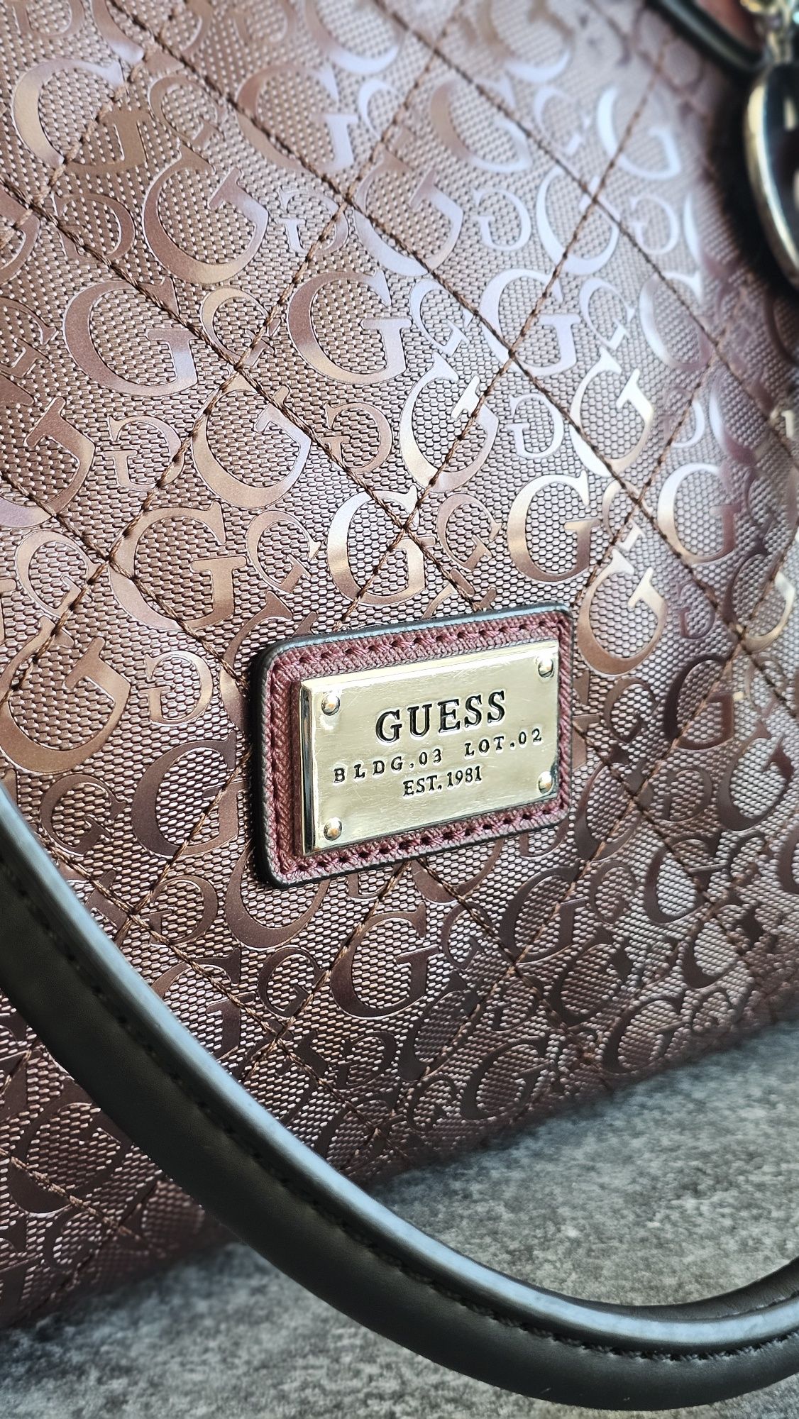 Чанта Guess от Париж