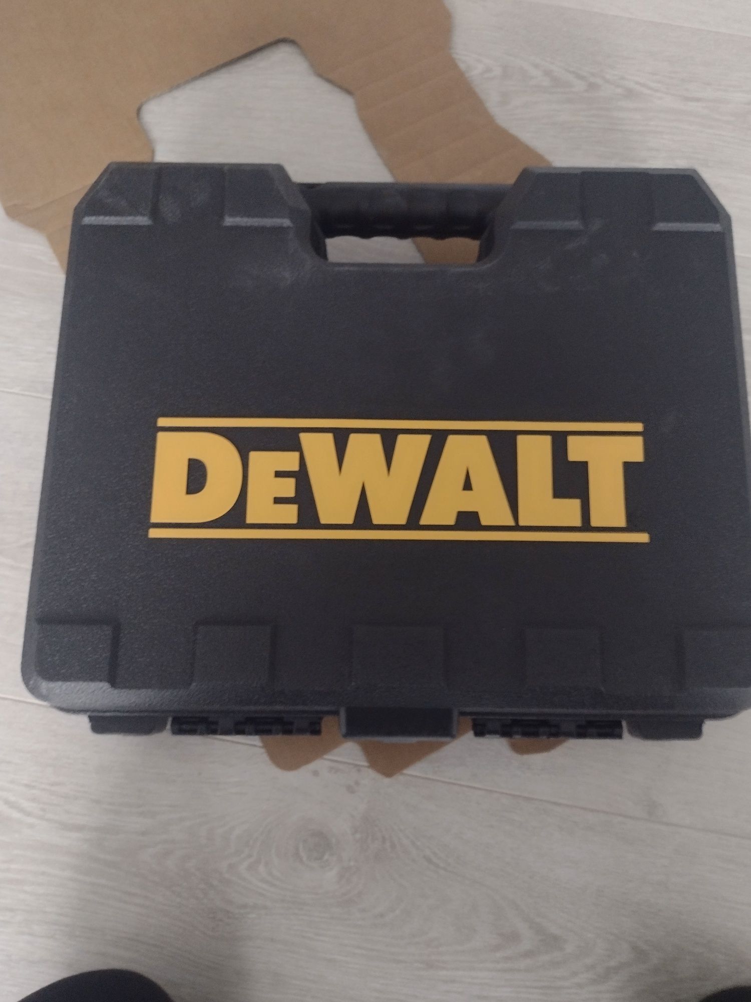 Боди и куфар на Dewalt машината е оригинална купувана от Практикер