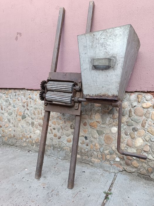 De vânzare presă și zdrobitor de struguri