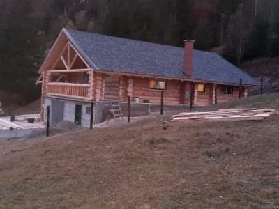 Cabane din lemn rotund. Preturi de la 280  euro mp (la rosu)