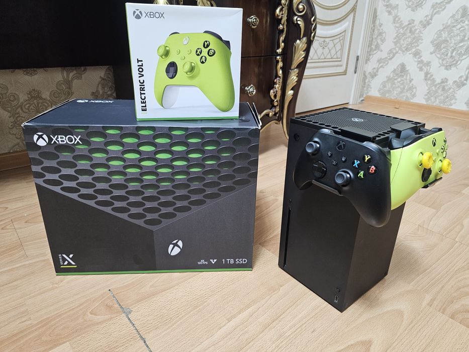 X box series X 1тб. Почти новая 2 геймпада. Gamepass