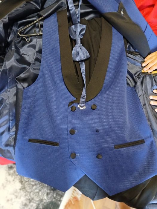 Продава се кастюм