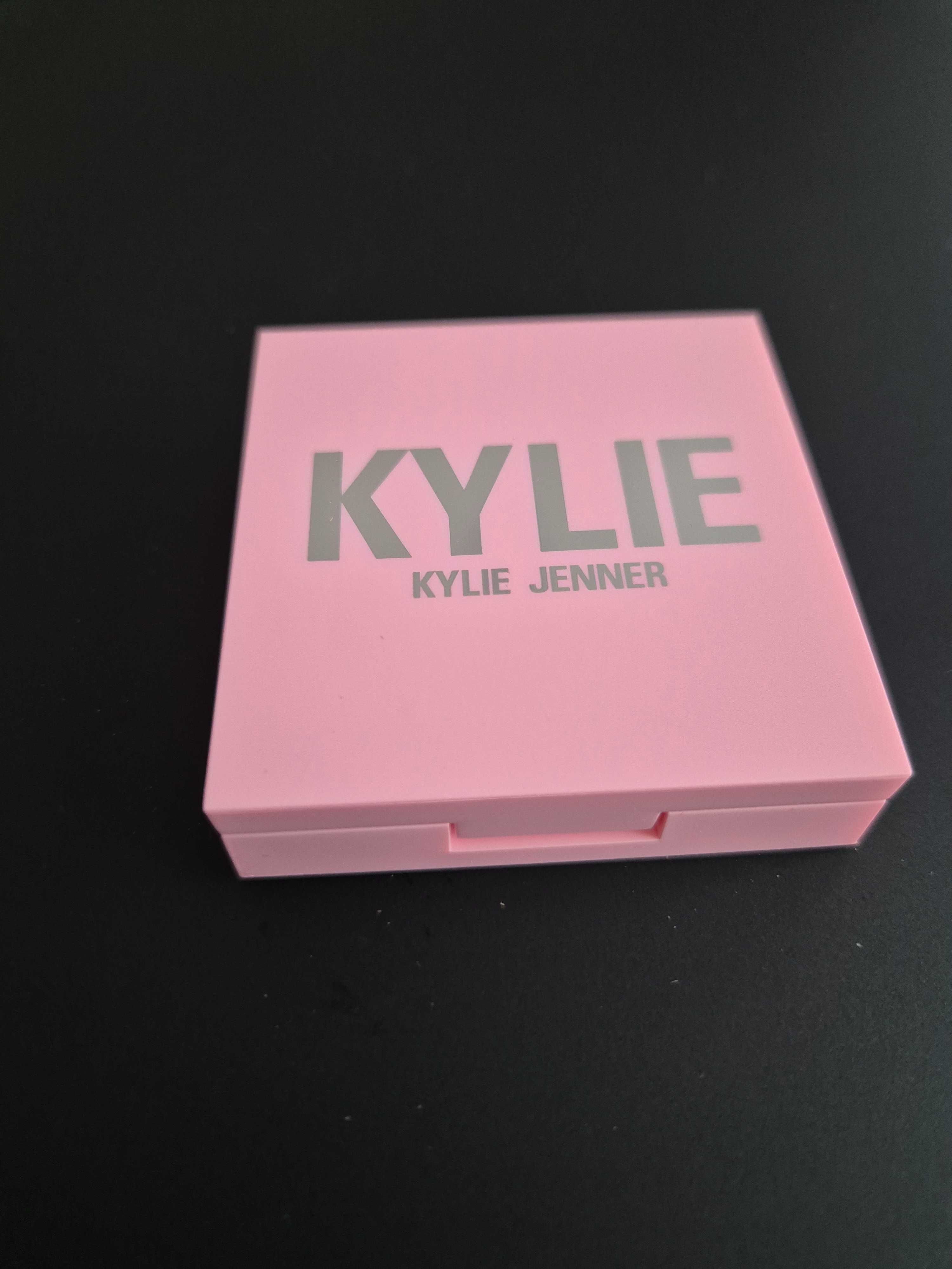 Пудра за лице Burberry и KYLIE GENNER